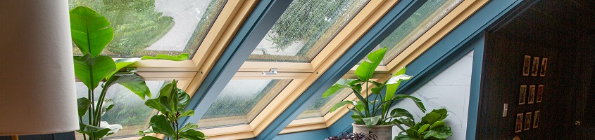La gran e innovadora ventana de tejado compuesta de dos hojas convertibles en balcón - FAKRO