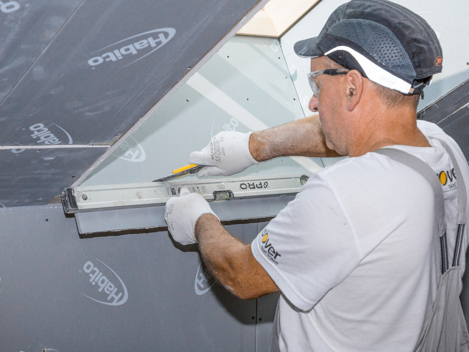 Rehabilitación que implica la sustitución de las ventanas del tejado y la restauración de los huecos de las molduras.